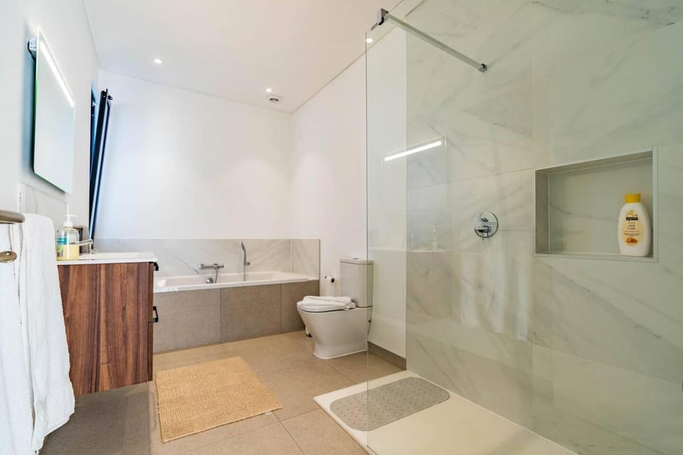 Shower, Toilet, Bathroom, Bath, towels