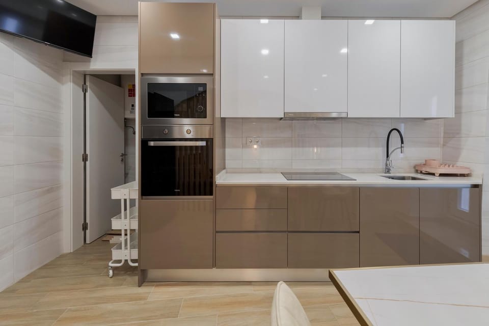 Kitchen or kitchenette, microwave, oven, stove