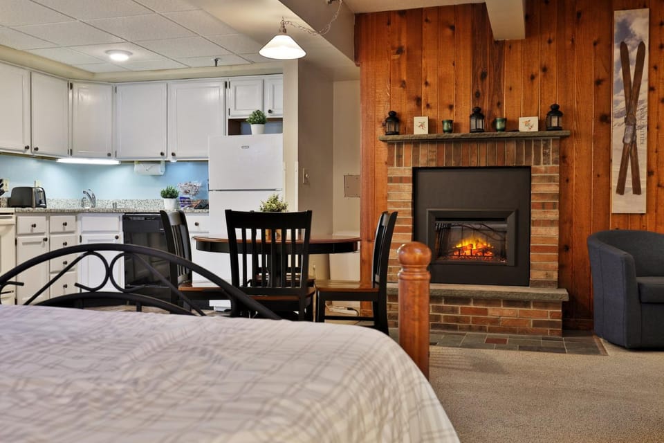 Kitchen or kitchenette, Dining area, fireplace