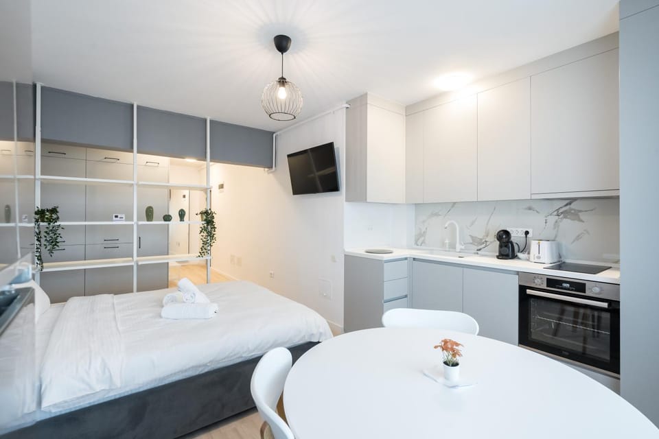 Bed, TV and multimedia, Coffee/tea facilities, Kitchen or kitchenette, Photo of the whole room, Decorative detail, Decorative detail, Dining area, Bedroom, dishwasher, oven, stove, toaster, wardrobe