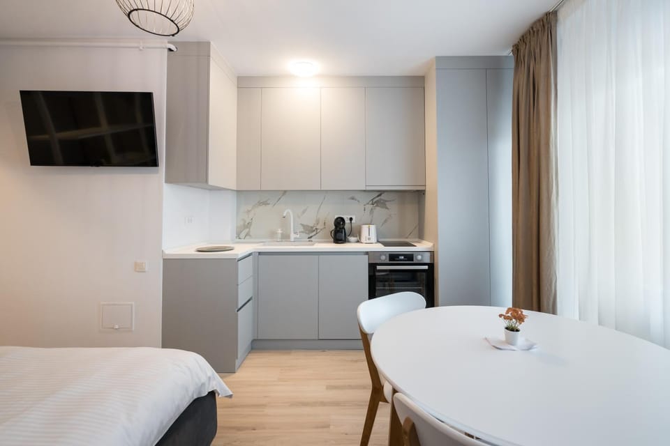 TV and multimedia, Coffee/tea facilities, Kitchen or kitchenette, Dining area, stove, toaster, kitchen, kitchen