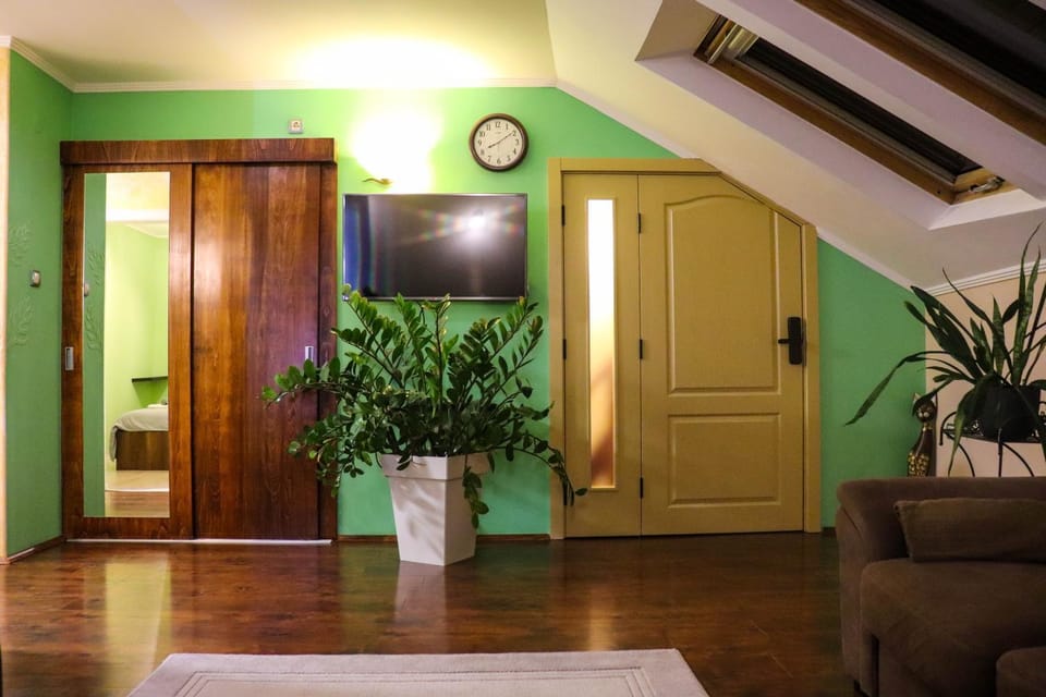 TV and multimedia, Living room, Seating area, Evening entertainment, wardrobe