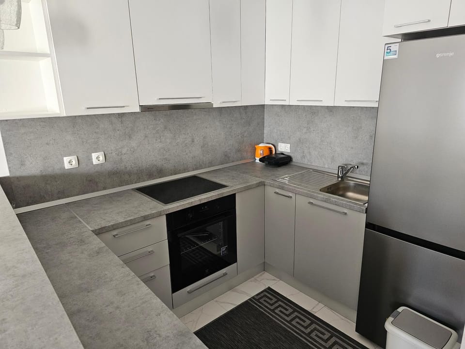 Coffee/tea facilities, Kitchen or kitchenette, oven, stove, toaster
