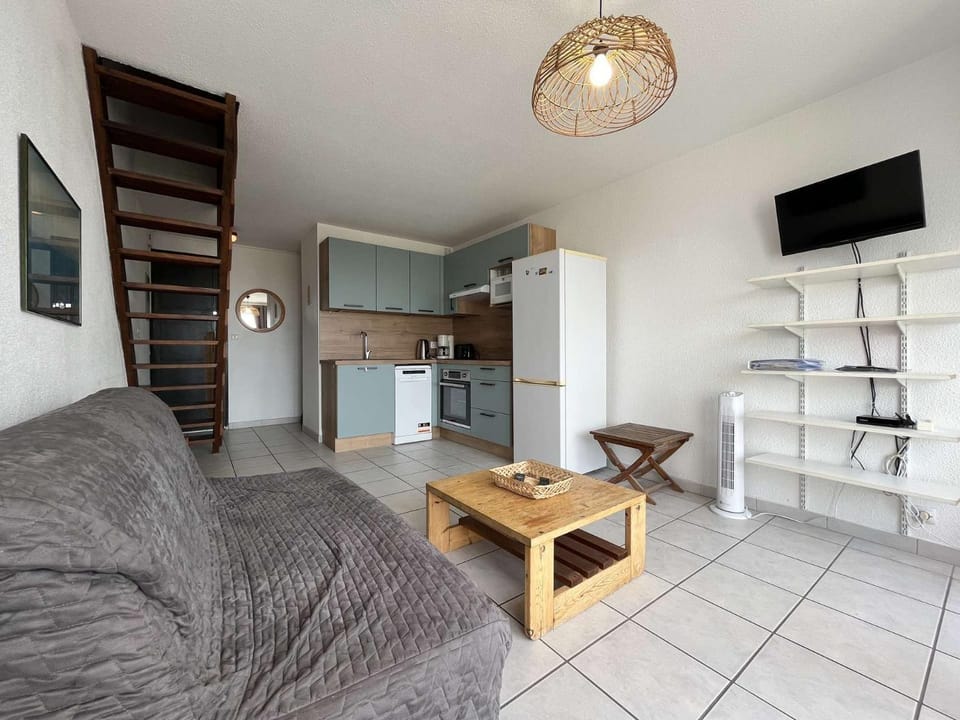 TV and multimedia, Seating area, Dining area, oven, stove