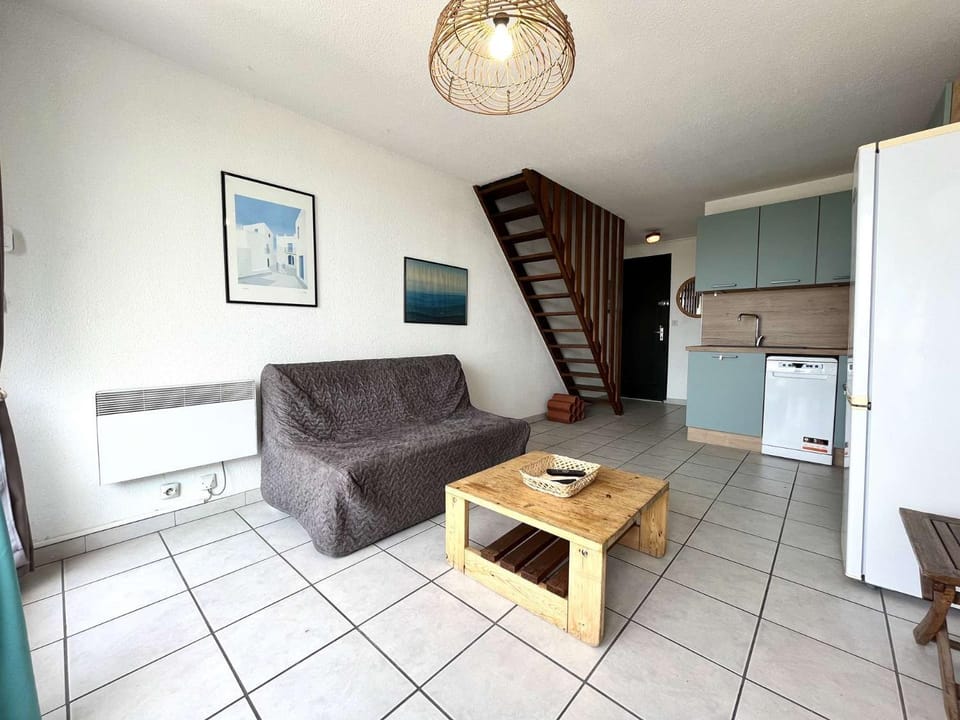 Kitchen or kitchenette, Living room, Seating area