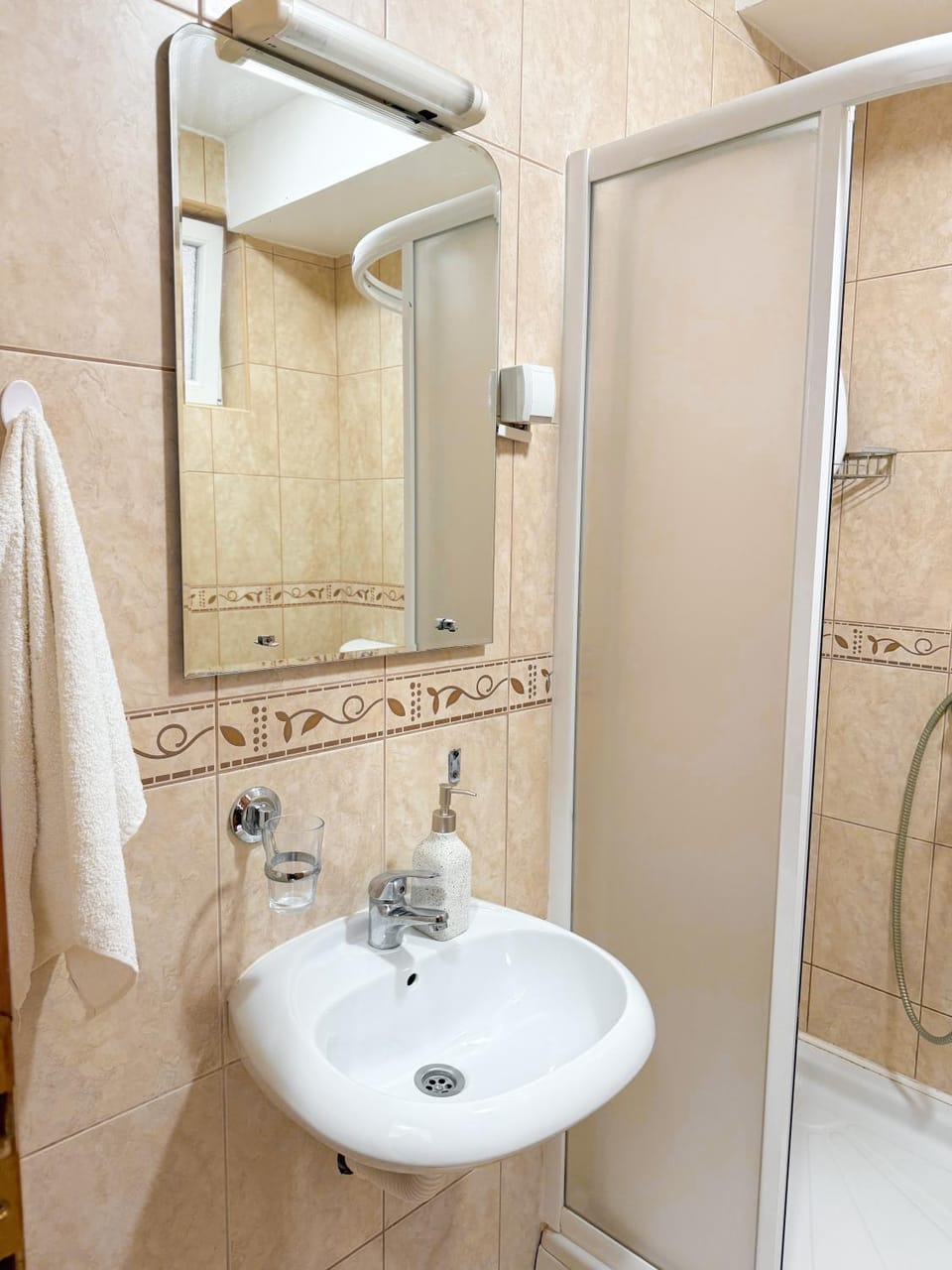 Shower, Toilet, Bathroom, towels