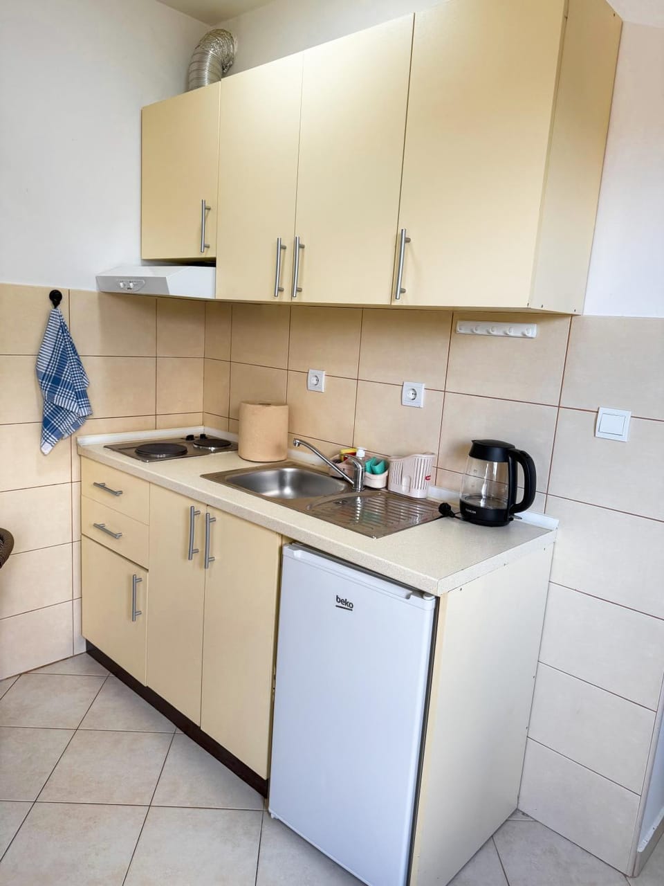 Coffee/tea facilities, Kitchen or kitchenette, stove