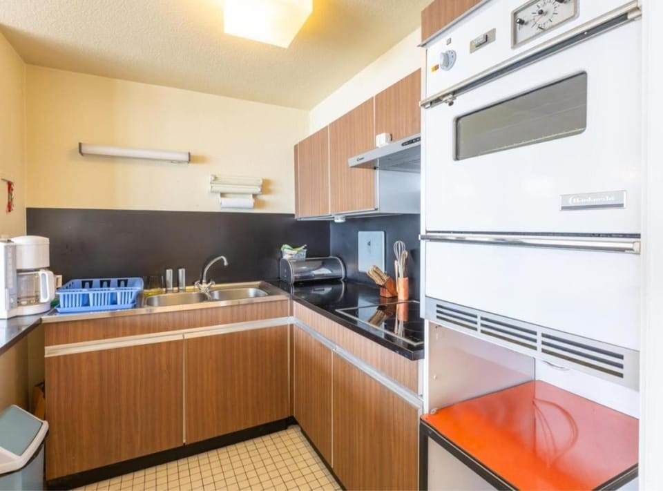 Kitchen or kitchenette, oven, stove