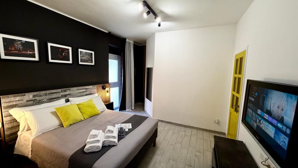 Bed, TV and multimedia, Photo of the whole room, towels