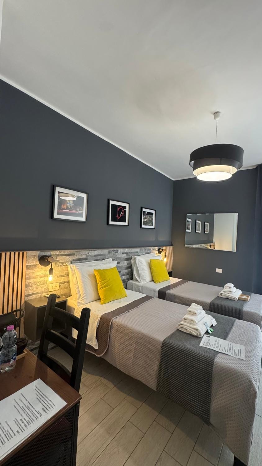 Bed, Bedroom, towels