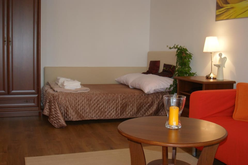 TV and multimedia, Living room, Seating area, Bedroom