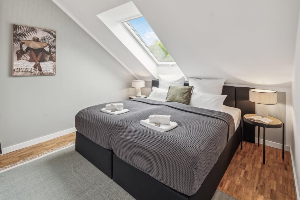 Bed, Photo of the whole room, Bedroom, towels