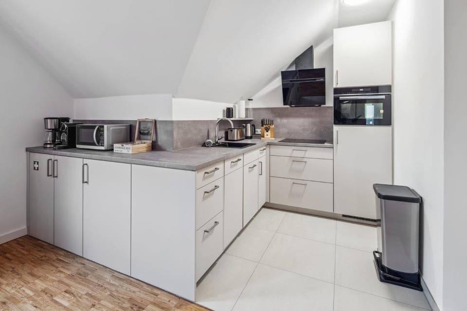 Coffee/tea facilities, Kitchen or kitchenette, dishwasher, oven, stove, toaster