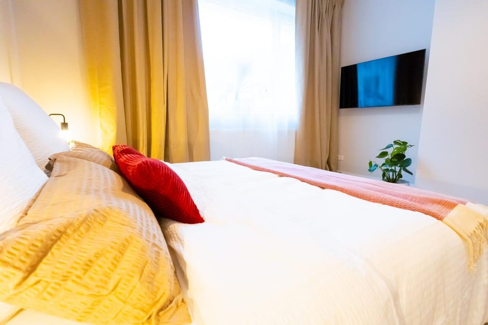 Bed, TV and multimedia, Bedroom