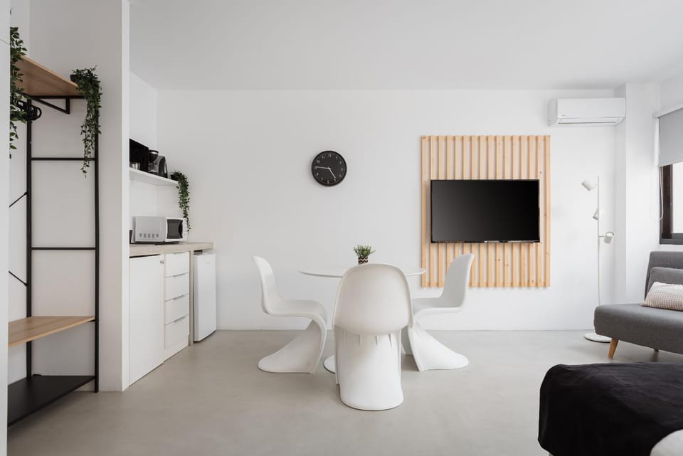 TV and multimedia, Kitchen or kitchenette, Living room, Seating area