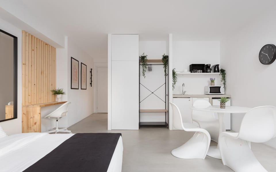 Bed, TV and multimedia, Kitchen or kitchenette, Living room, Seating area, Bedroom