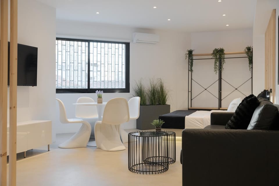 TV and multimedia, Living room, Seating area, Dining area