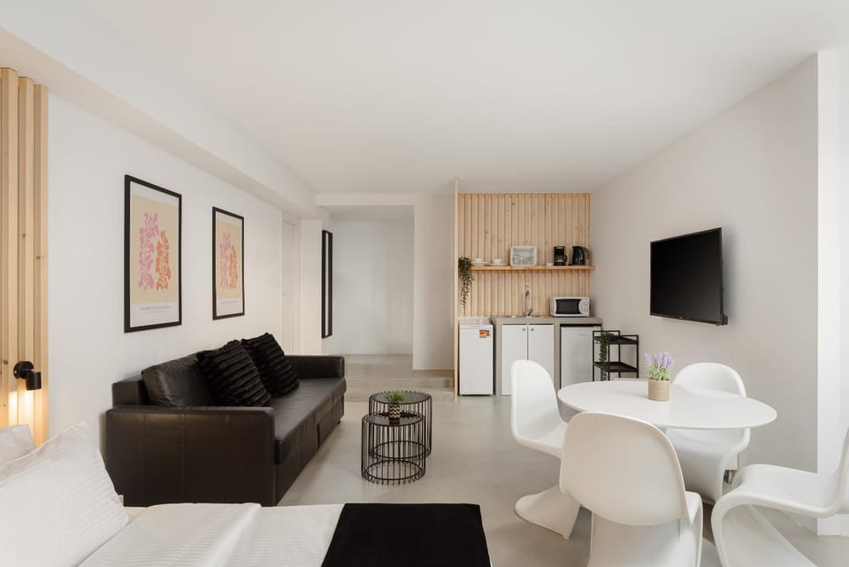 TV and multimedia, Kitchen or kitchenette, Living room, Seating area, Dining area