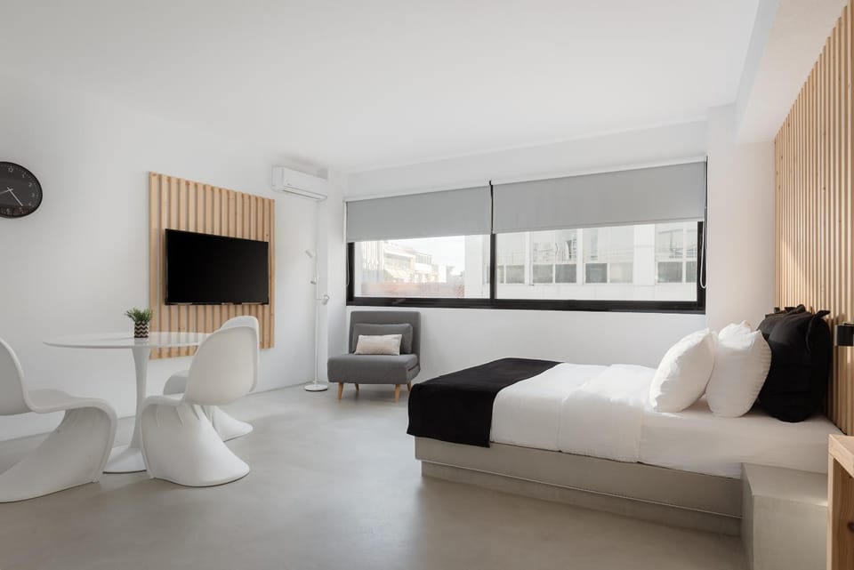Bed, TV and multimedia, Living room, Seating area, Bedroom