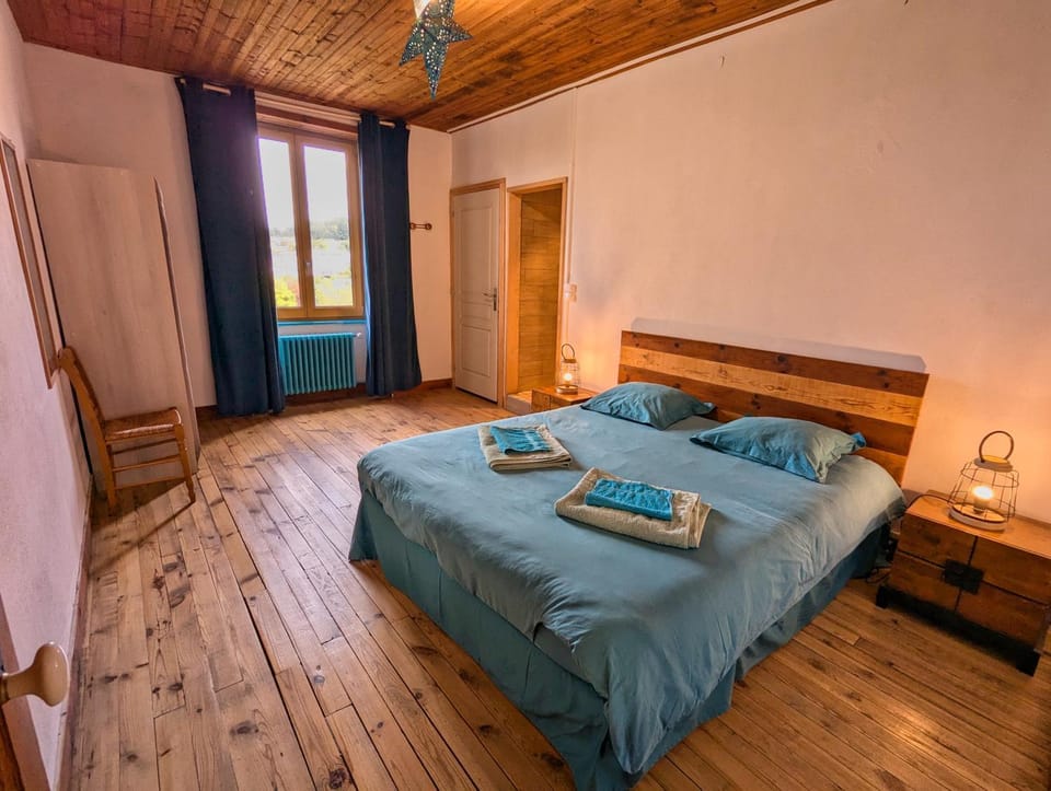 Photo of the whole room, Bedroom