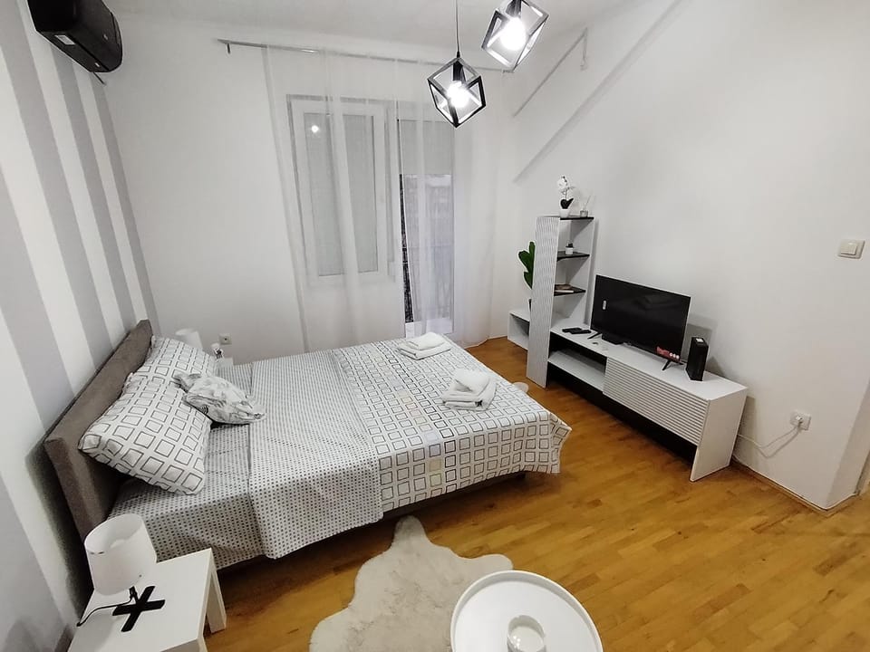 Bed, TV and multimedia, Photo of the whole room, Bedroom