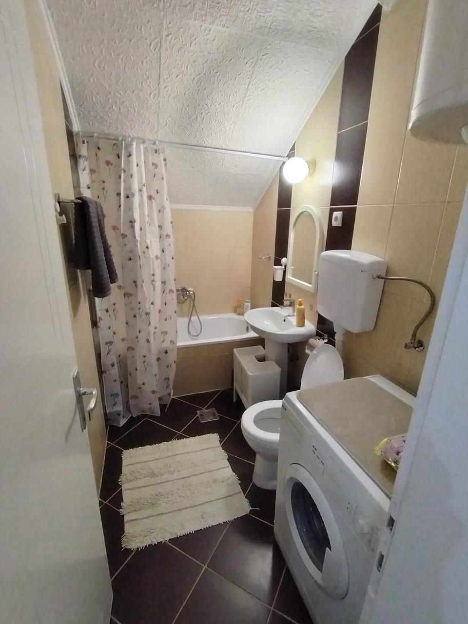 Toilet, Bathroom, Bath, towels, washing machine