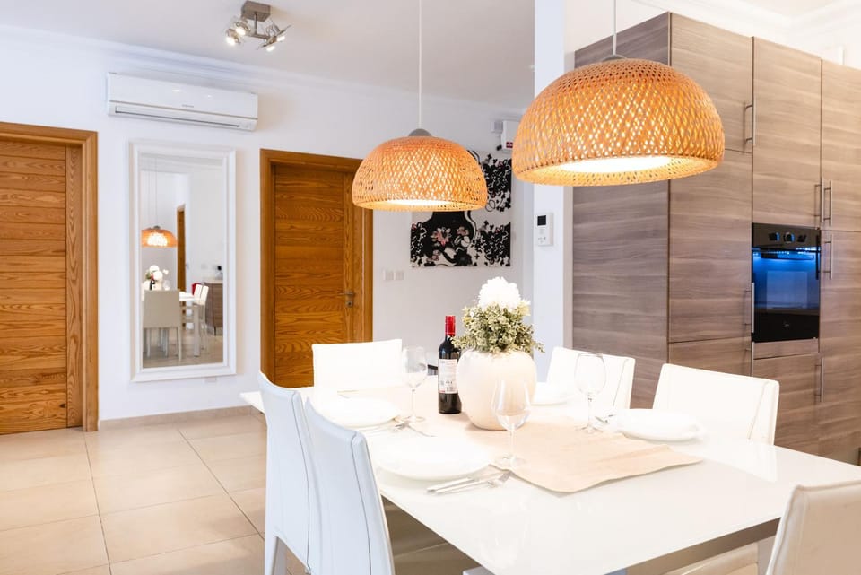 102 Seafront 3Bed Sliema with pool by Homely Apartment in Sliema