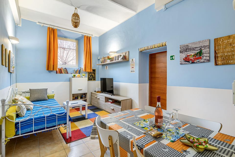 Communal lounge/ TV room, Bed, TV and multimedia, Kitchen or kitchenette, Living room, Food and drinks, Photo of the whole room, Seating area, Dining area, Evening entertainment, Food