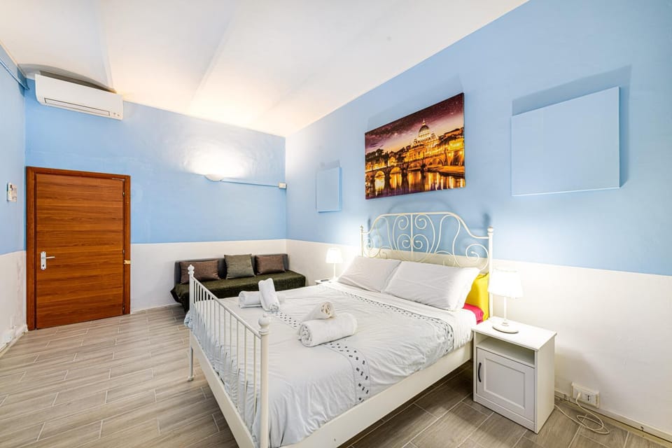 Bed, TV and multimedia, Photo of the whole room, Bedroom, towels
