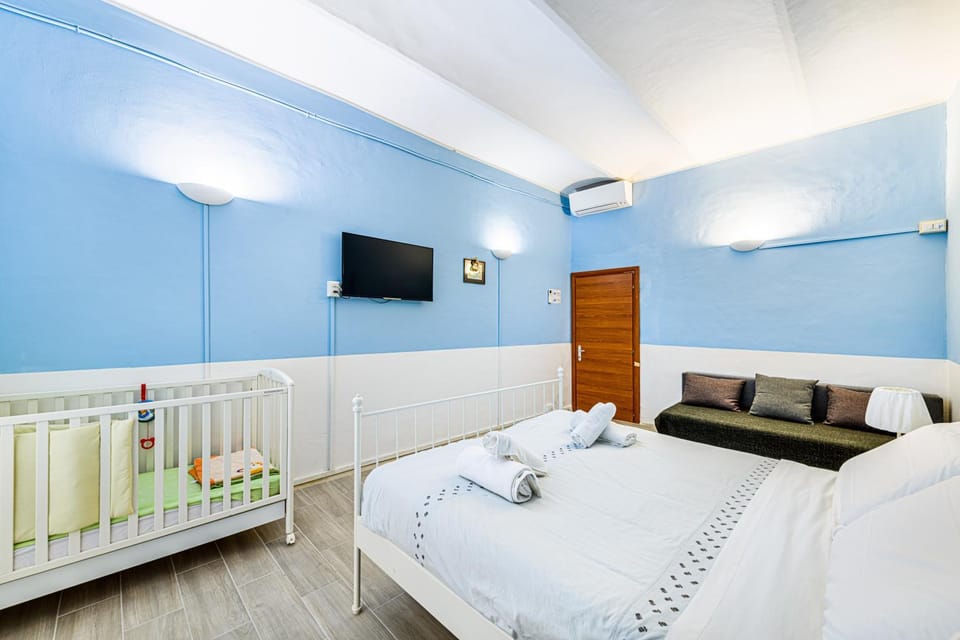 Bed, TV and multimedia, Photo of the whole room, Bedroom, cot, towels, air conditioner
