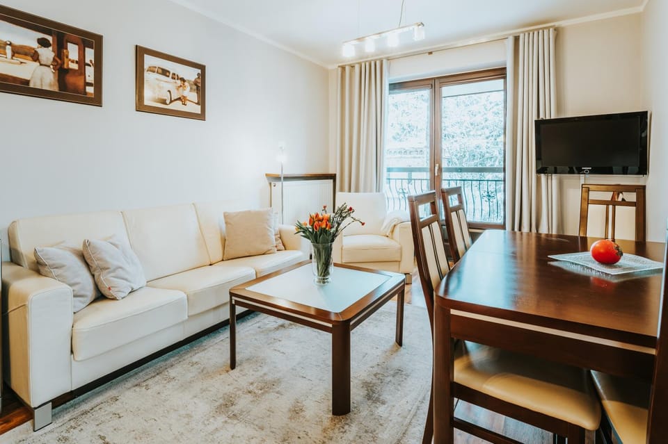 TV and multimedia, Living room, Seating area, Dining area, Evening entertainment