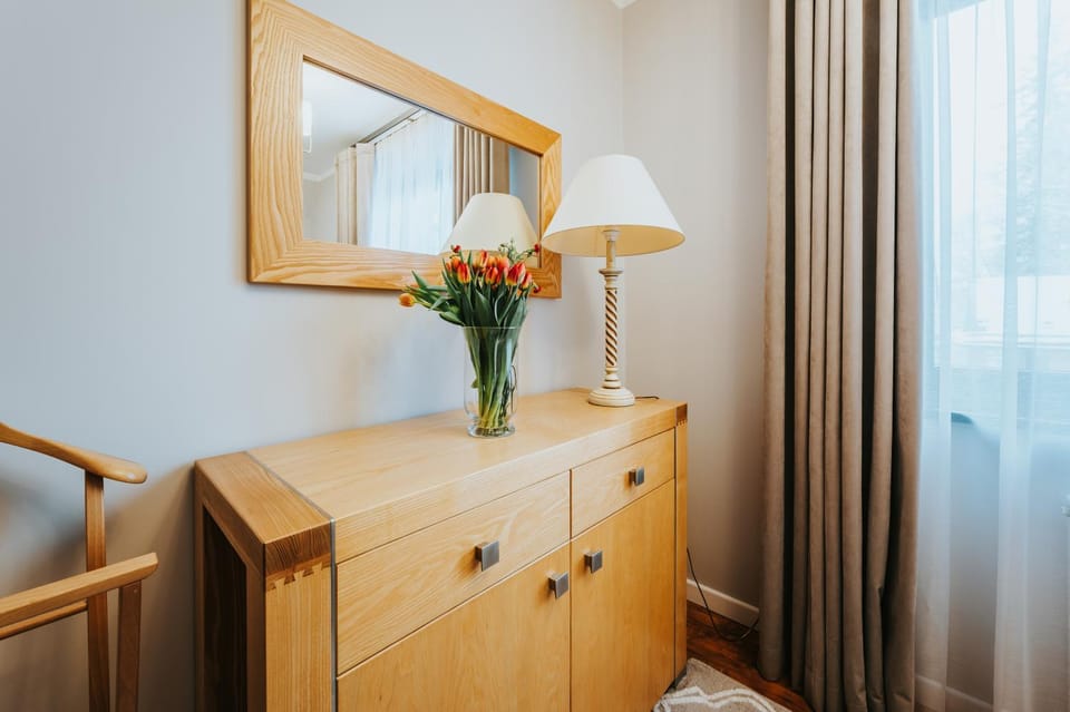 Photo of the whole room, Bedroom, wardrobe