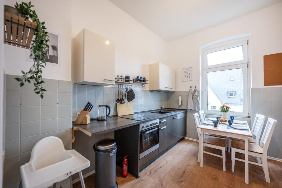Coffee/tea facilities, Kitchen or kitchenette, dishwasher, oven, stove, toaster