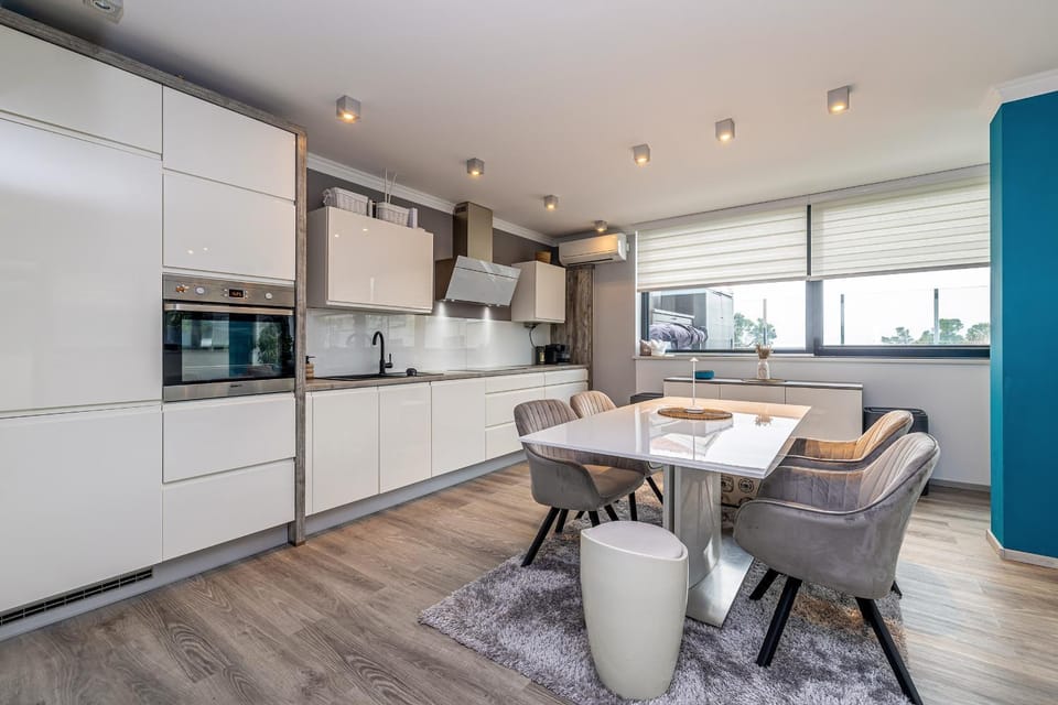 Kitchen or kitchenette, Dining area, oven