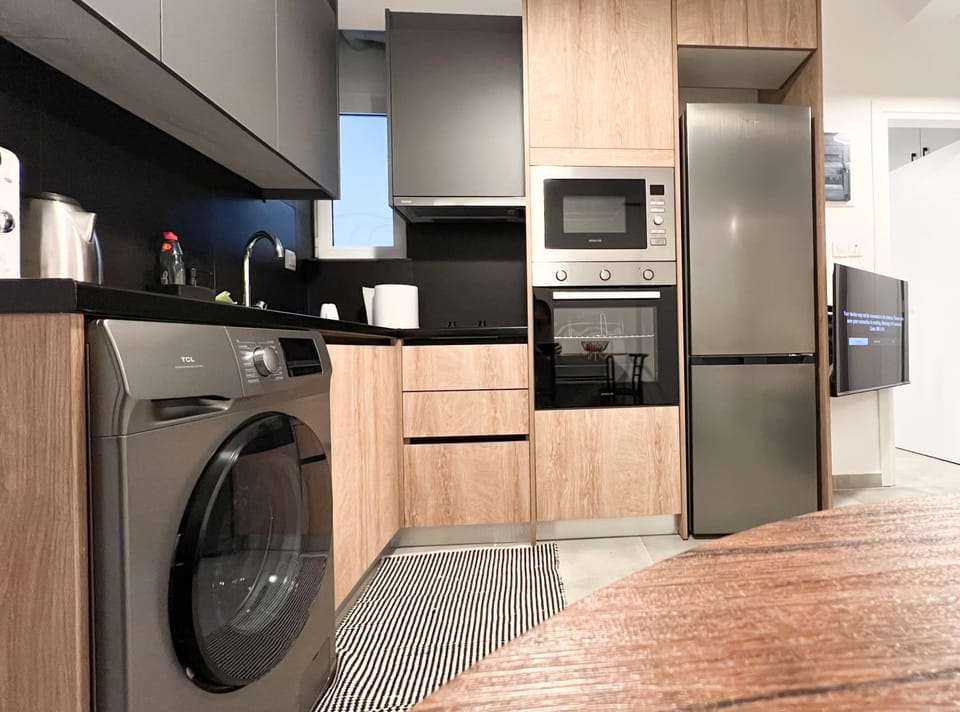 Kitchen or kitchenette, oven, washing machine
