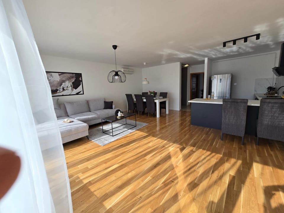 TV and multimedia, Living room, Seating area, Dining area, kitchen