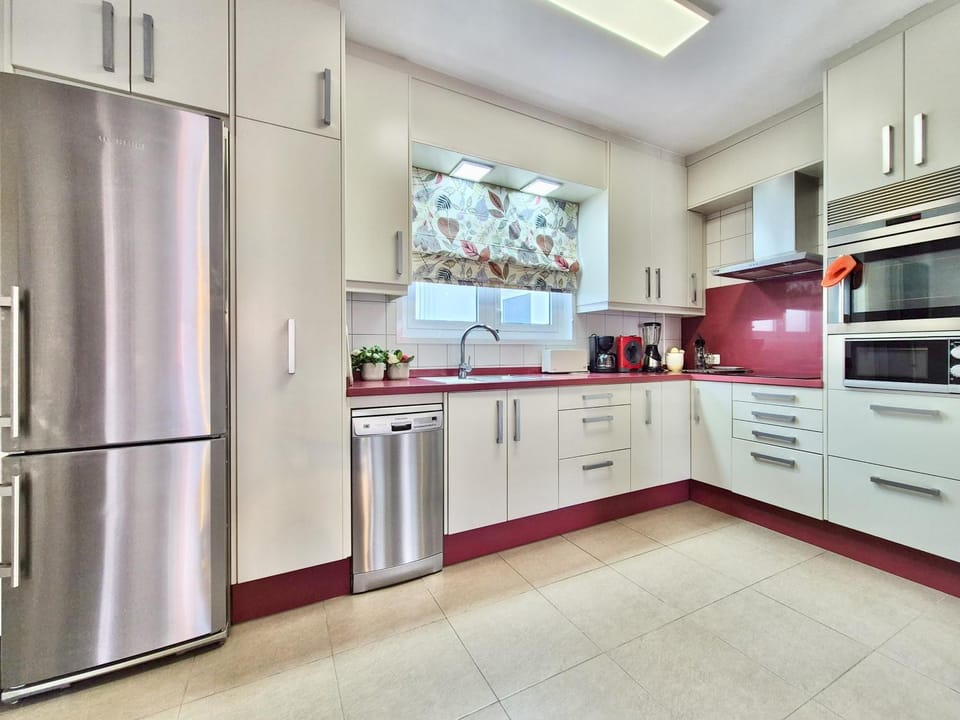 Kitchen or kitchenette, dishwasher, oven