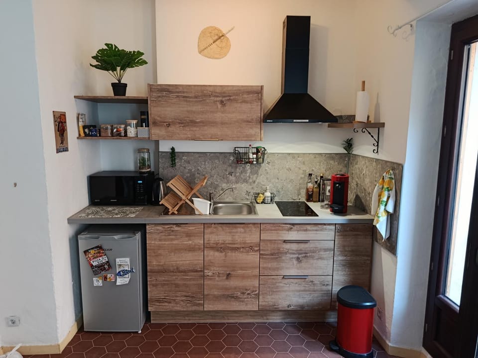Coffee/tea facilities, Kitchen or kitchenette, microwave, stove, kitchen