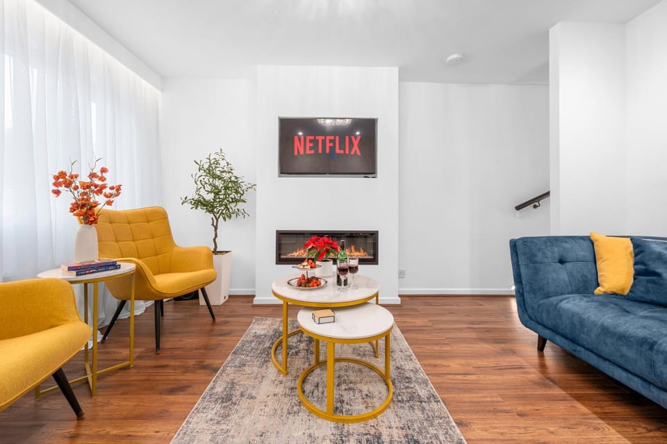 TV and multimedia, Living room, Seating area, fireplace