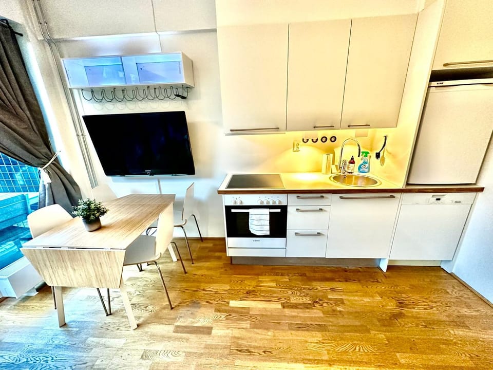 TV and multimedia, Kitchen or kitchenette, Dining area, oven, stove