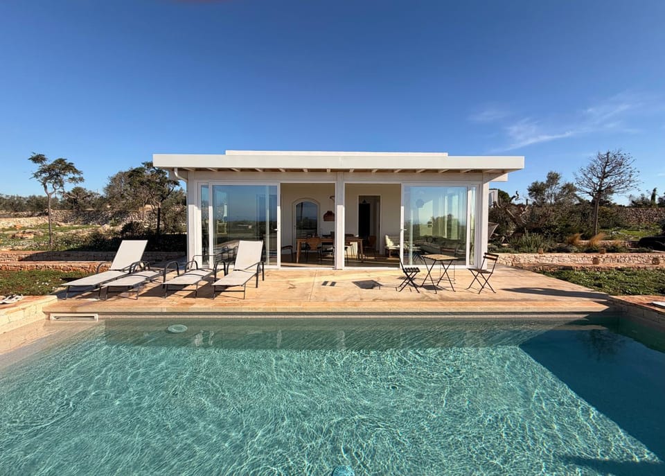 Property building, Patio, Day, Natural landscape, Pool view, Swimming pool, sunbed