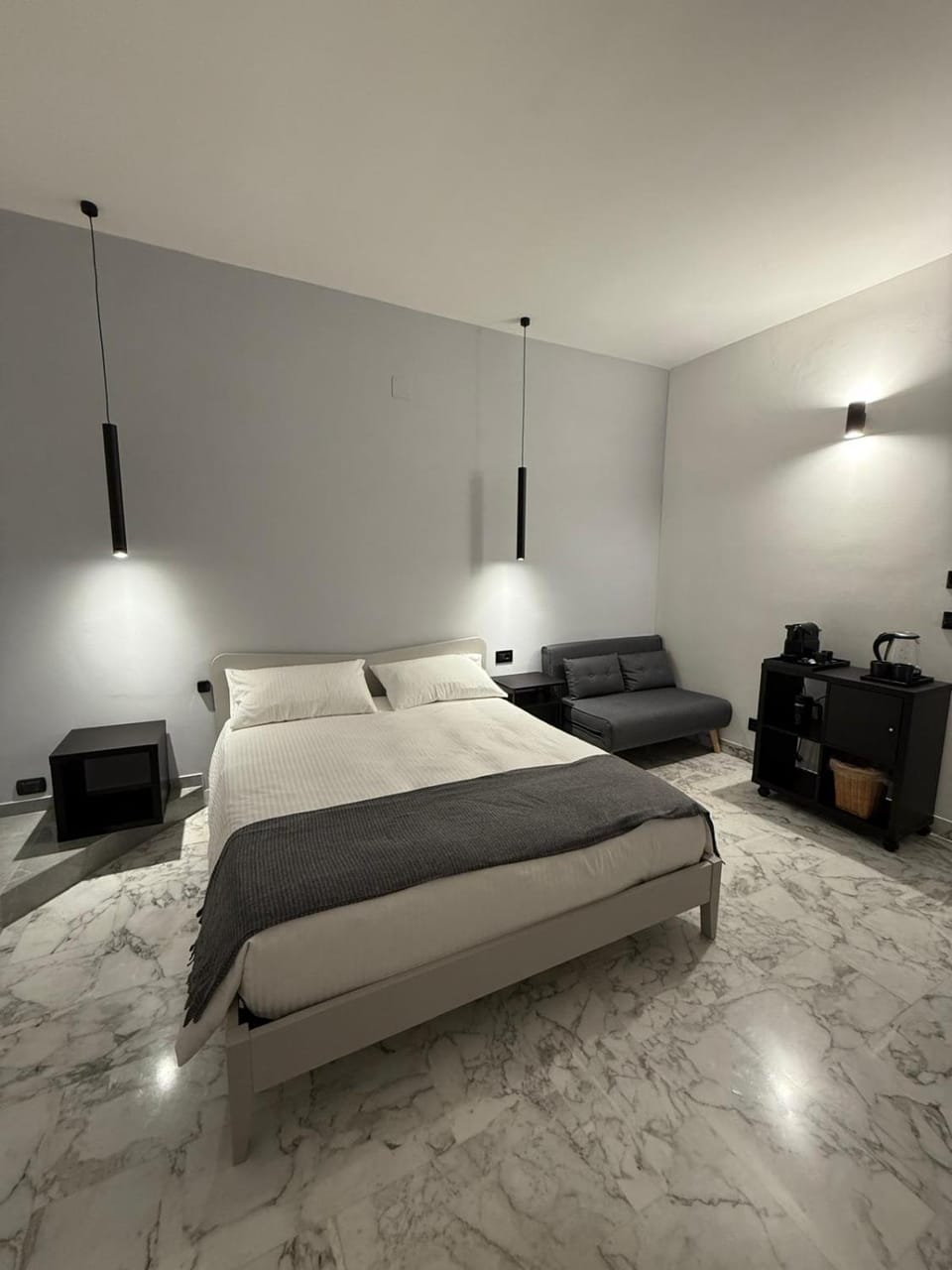 Bed, TV and multimedia, Photo of the whole room, Bedroom
