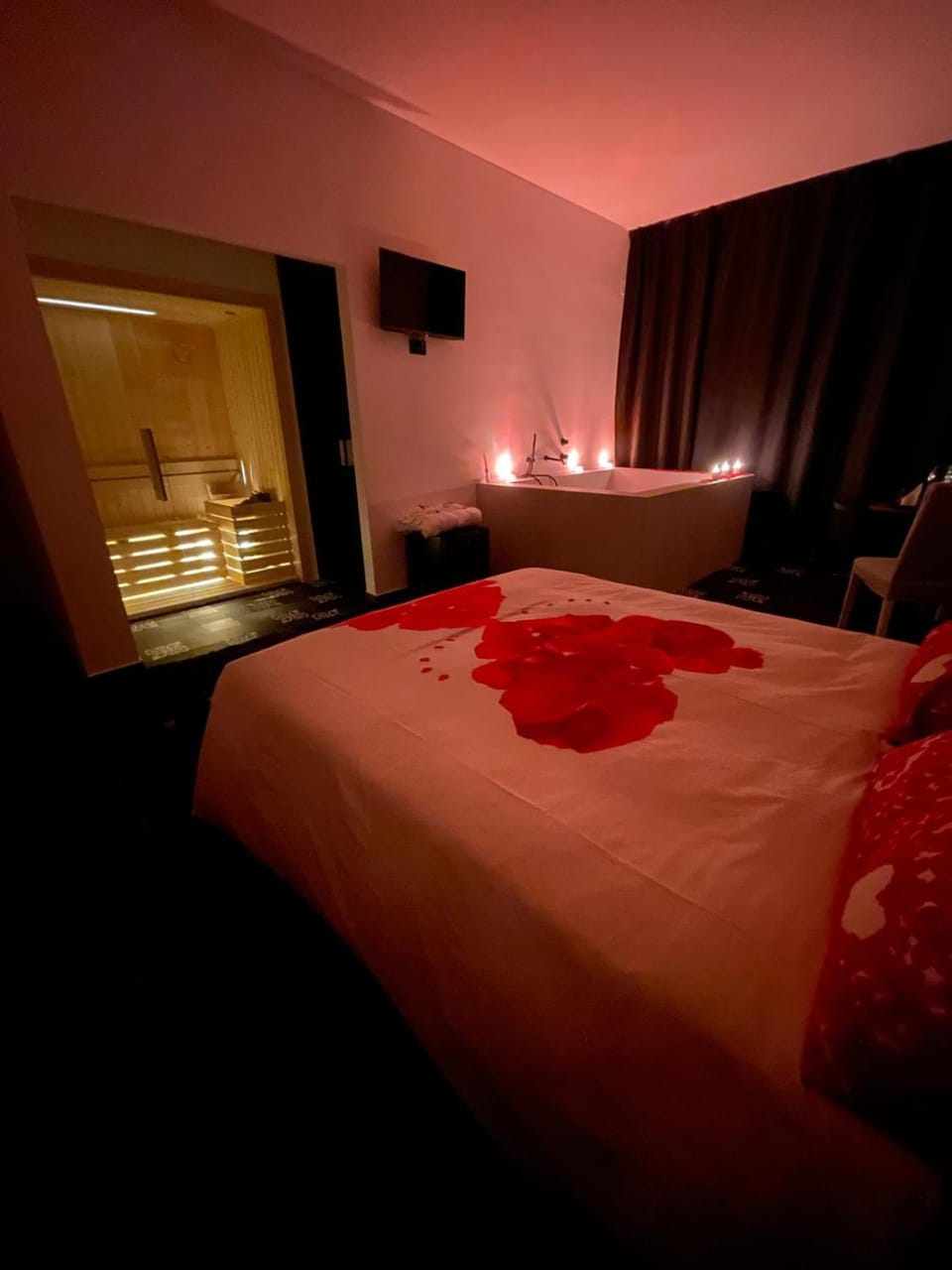 Hot Tub, Sauna, Bedroom