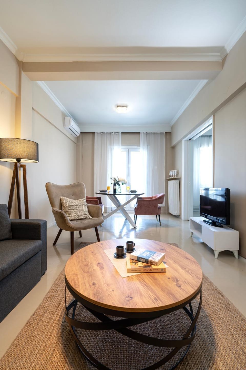 TV and multimedia, Living room, Seating area, Dining area