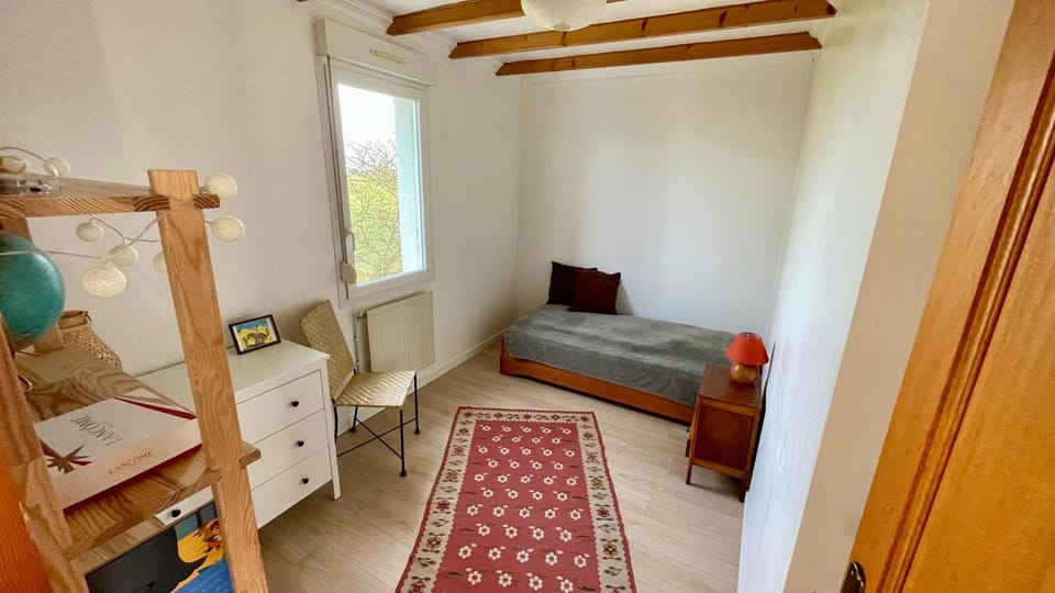 Photo of the whole room, Bedroom