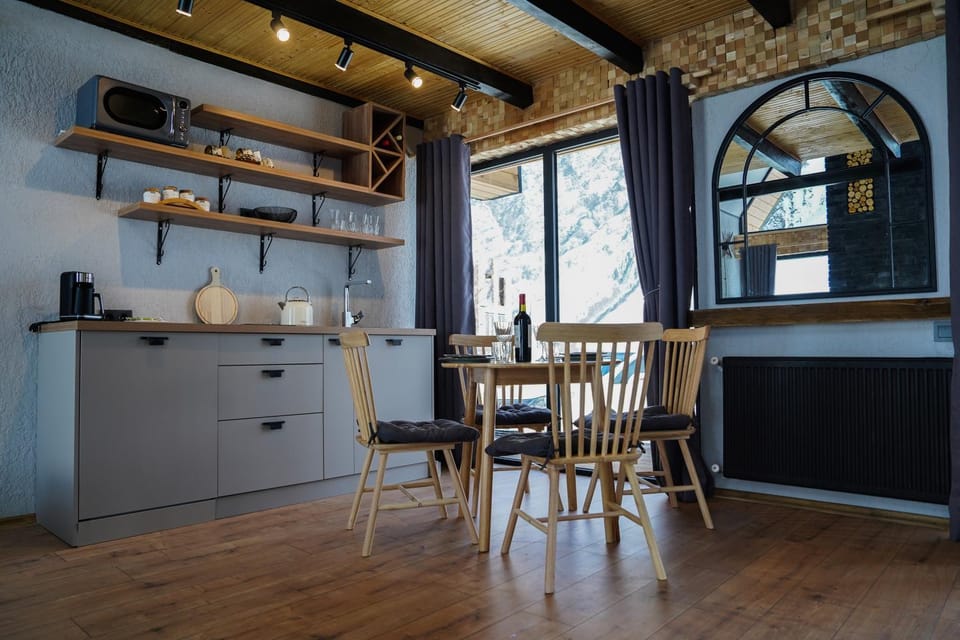 Kitchen or kitchenette, Dining area