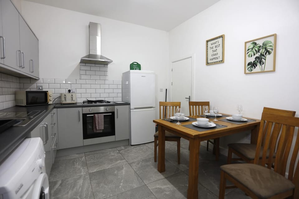 Coffee/tea facilities, Kitchen or kitchenette, Dining area, oven, pet friendly, stove, toaster