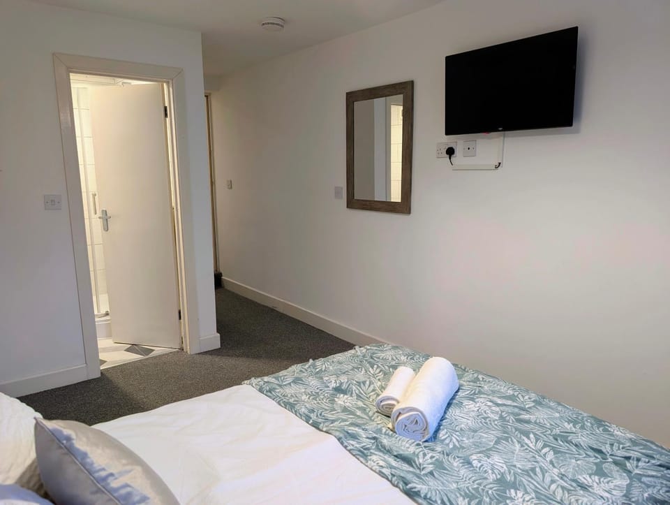 Bed, TV and multimedia, Bedroom, towels