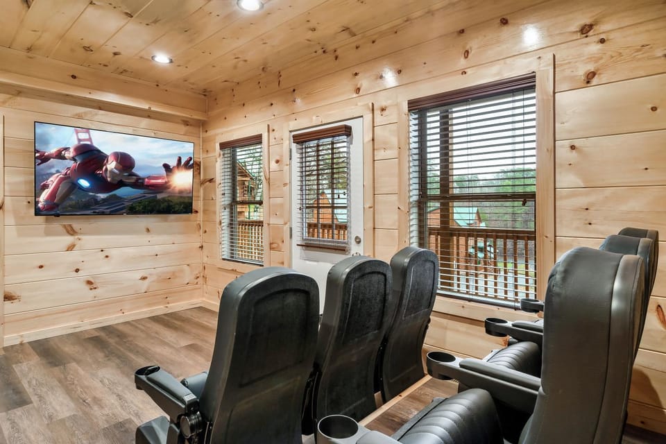 Happy Bear Lodge - 1 Mile to Parkway - Hot Tub, Pool Table & Theater! House in Pigeon Forge