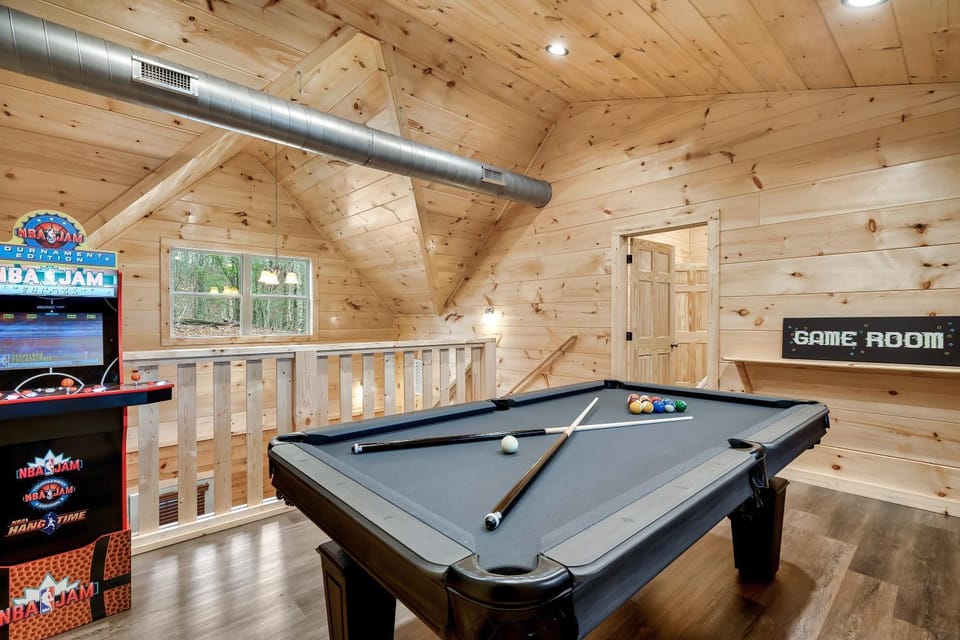 Happy Bear Lodge - 1 Mile to Parkway - Hot Tub, Pool Table & Theater! House in Pigeon Forge